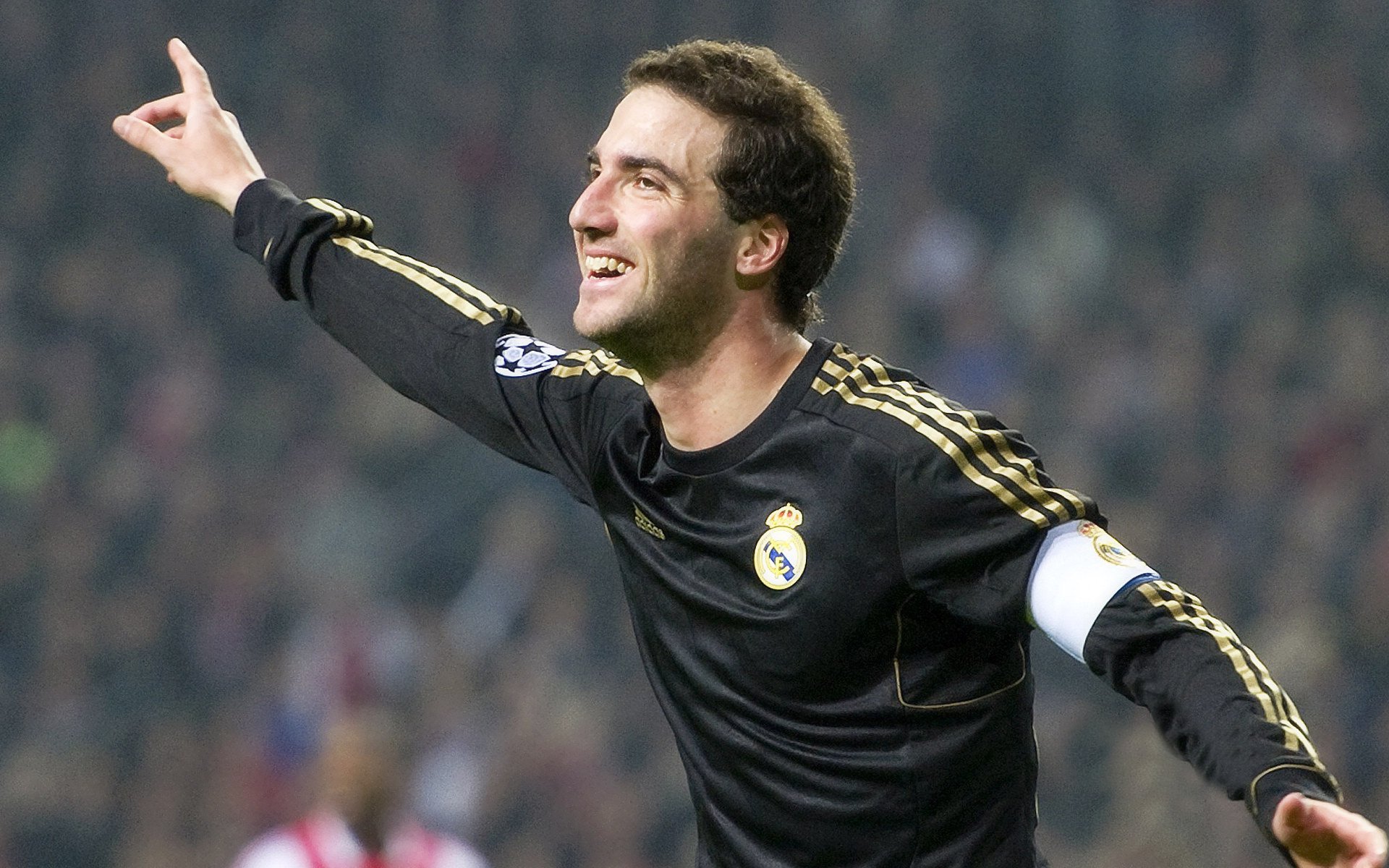 气温骤降带来额外挑战赛前热身安排更加科学合理，提醒气温骤降注意身体